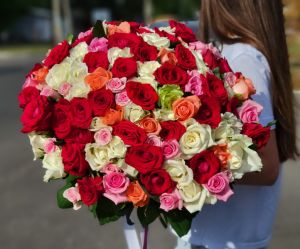 Букет из 101 разноцветной розы 50 см 
