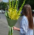 Букет из лимонных гладиолусов