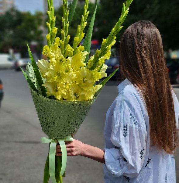 Букет из лимонных гладиолусов