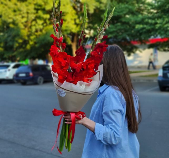 Букет из красных гладиолусов