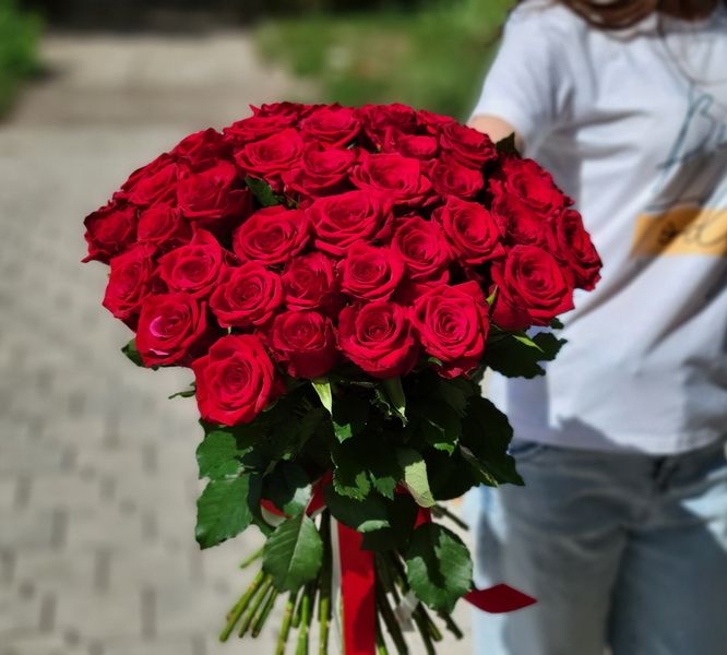 Букет из 51 красной розы (60см) под ленту