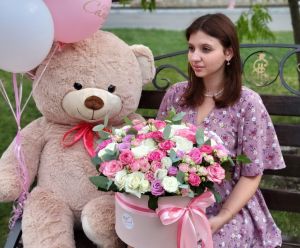 Медведь большой 120 см, 11 гелиевых шаров и коробка с розами "Особый случай"