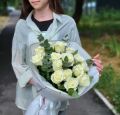 Букет из белых роз с эвкалиптом