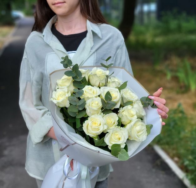 Букет из белых роз с эвкалиптом