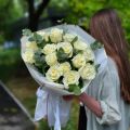 Букет из белых роз с эвкалиптом