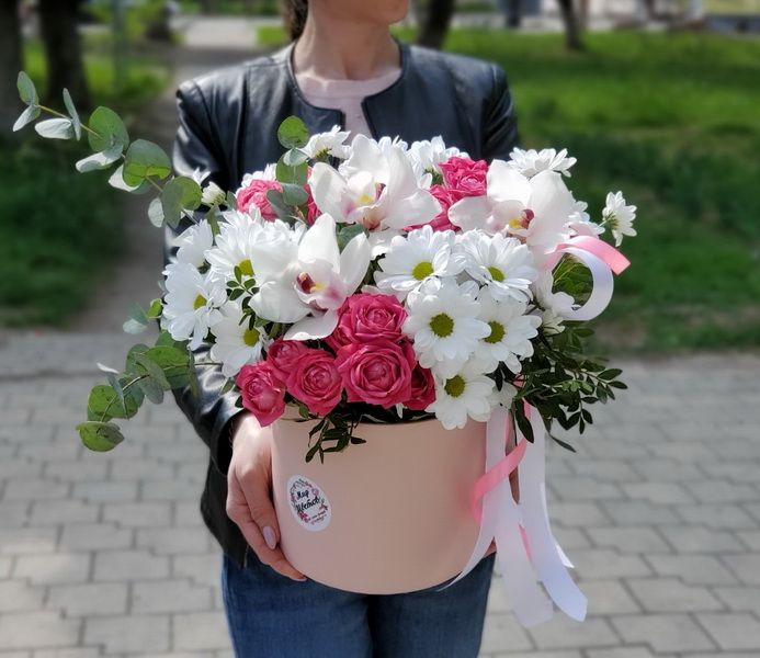 Шляпная коробка с розами, ромашками и орхидеями