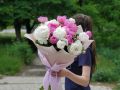 Букет из 15 цветных пионов