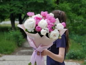 Букет из 15 цветных пионов