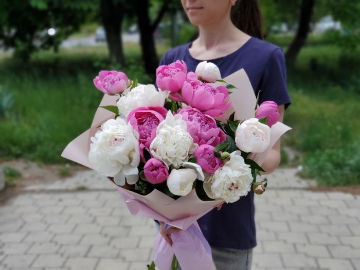 Букет из 15 цветных пионов