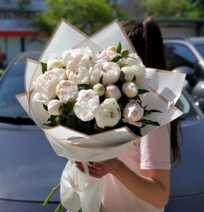 Букет из 17 белых пионов
