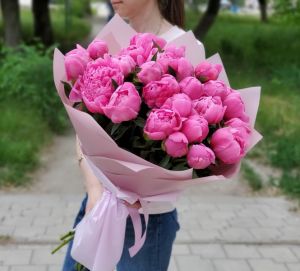 Букет из 25 розовых пионов
