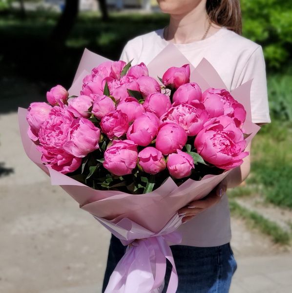 Букет из 25 розовых пионов