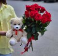15 красных роз высота 50 см и медвежонок Джони