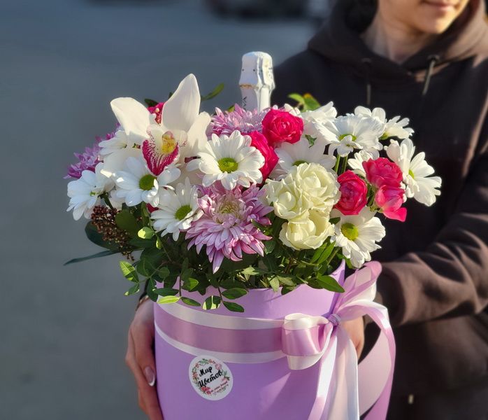 Коробка с цветами и шампанским