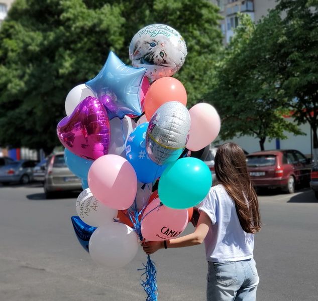 Яркий фонтан из 25 шаров