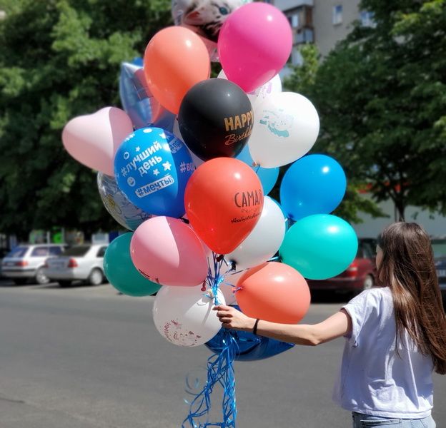 Яркий фонтан из 25 шаров