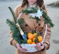 Зимняя корзина с мандаринами и шампанским