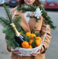 Зимняя корзина с мандаринами и шампанским