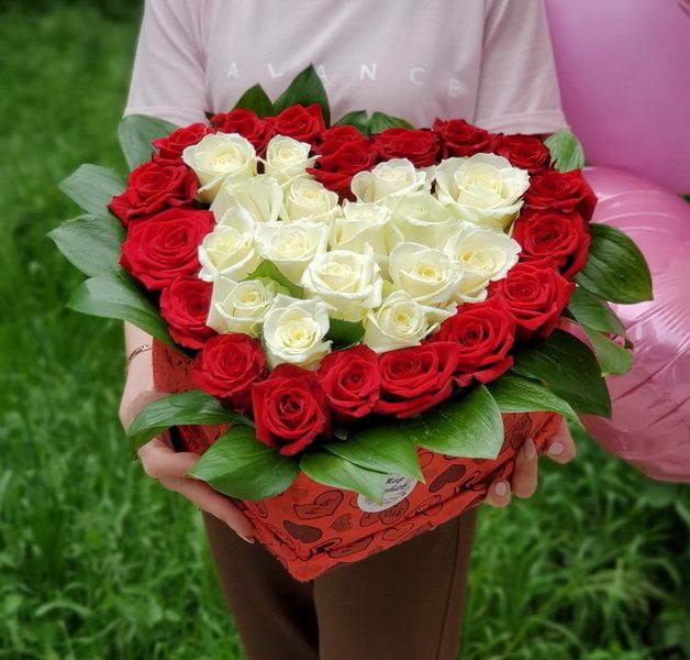 Розы в коробке-сердце