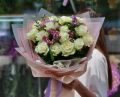 Букет из белых роз со статицей