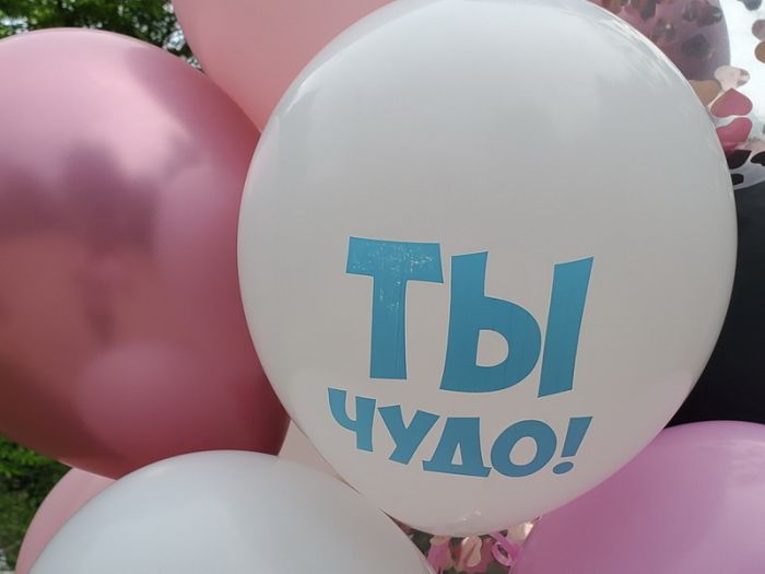 Фонтан из 15 шаров с днем рождения красотка