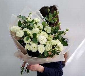 Букет из белых роз веточных