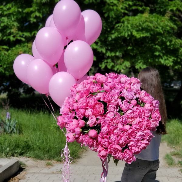 Букет с пионами (101 пион) и шары (15 гелиевых шаров) "Ароматная мечта"