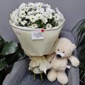 Букет с ромашками и медвежонок