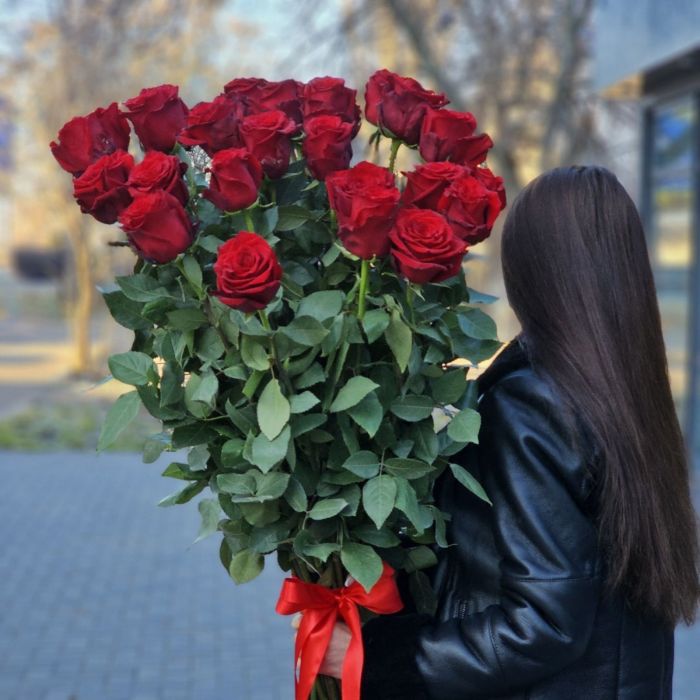Букет из 25 красных метровых роз под ленту
