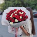 Букет из 51 красной и  белой  розы 50 см