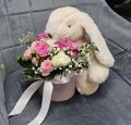 Мягкий зайчик и коробочка с розами