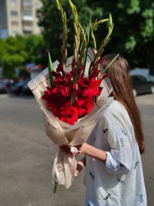 Букет из красных гладиолусов