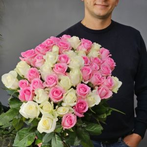 51 роза розовая с белой 60 см