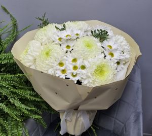 Букет хризантем с ромашками