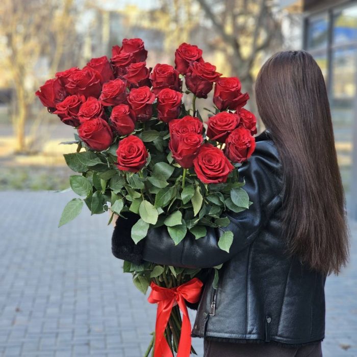 Букет из 25 красных метровых роз под ленту