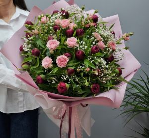 Букет из пионов и кустовых роз