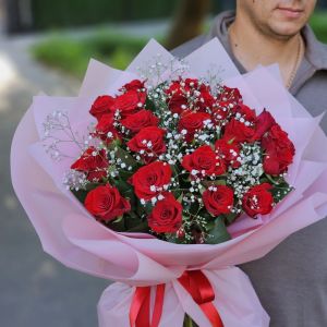 Букет 25 красных роз с гипсофилой