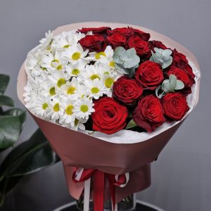Букет с ромашками и розами