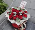 Коробка с розами и эвкалиптом