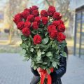 Букет из 25 красных метровых роз под ленту