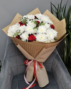 Букет с хризантемами и розами