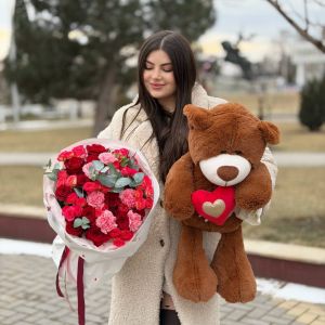 Букет и мягкий медведь с сердечком