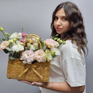 Корзиночка с эустомой