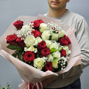 Букет из 31 розы и гипсофилы