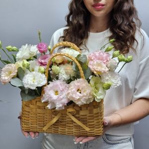Корзиночка с эустомой