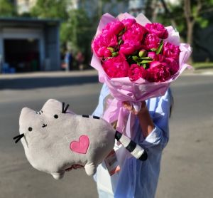 Пионы и кошка Матильда