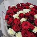 Букет из 51 красной и  белой  розы 50 см