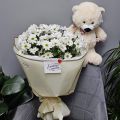 Букет с ромашками и медвежонок