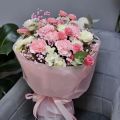 Нежный букет из кустовых роз и диантусов